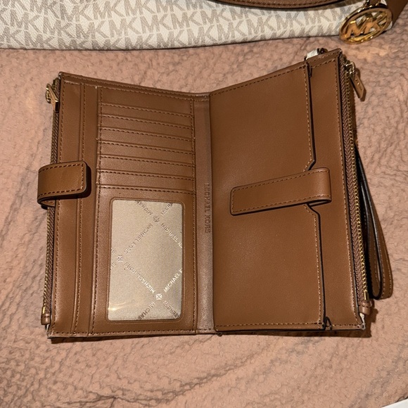 Michael Kors handbag and matching wallet - Picture 9 of 9